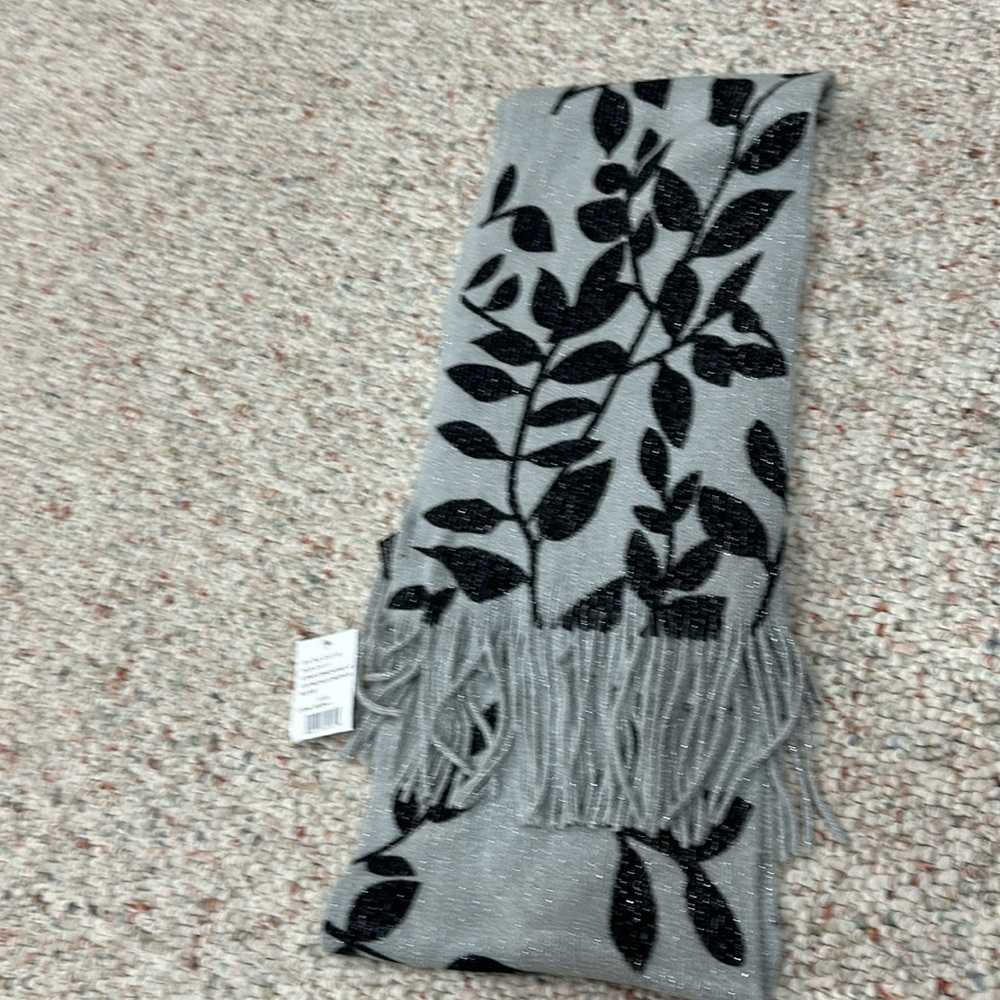 SM new York Gray Leaf Metallic Muffler Gray / black